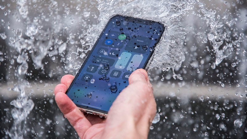 iPhone 11 sở hữu chống thấm không? Những điều cần thiết các bạn nên biết khi điện thoại cảm ứng thông minh nhập nước